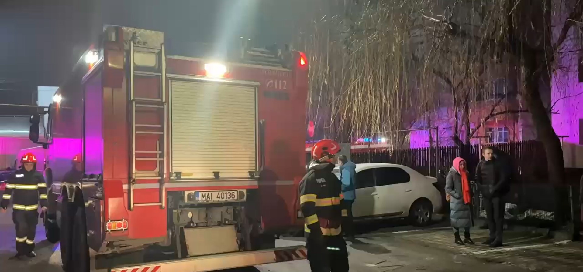 Explozie &icirc;ntr-o garsonieră din Chitila. Două persoane au suferit arsuri, iar alte 40 au fost evacuate de urgență