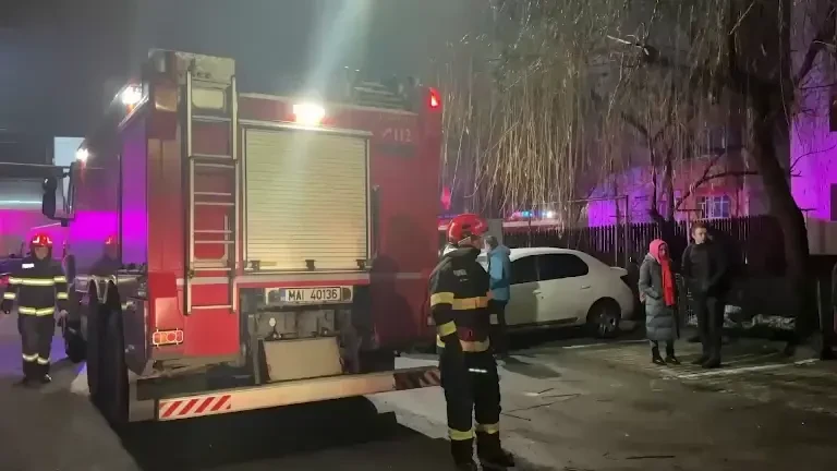 Explozie într-o garsonieră din Chitila. Două persoane au suferit arsuri, iar alte 40 au fost evacuate de urgență