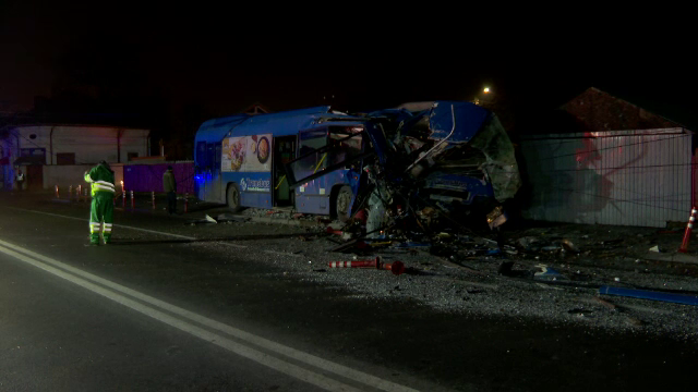 Trei persoane au fost rănite după ce un autobuz a intrat pe contrasens și a lovit un stâlp și mai multe mașini, în Buzău