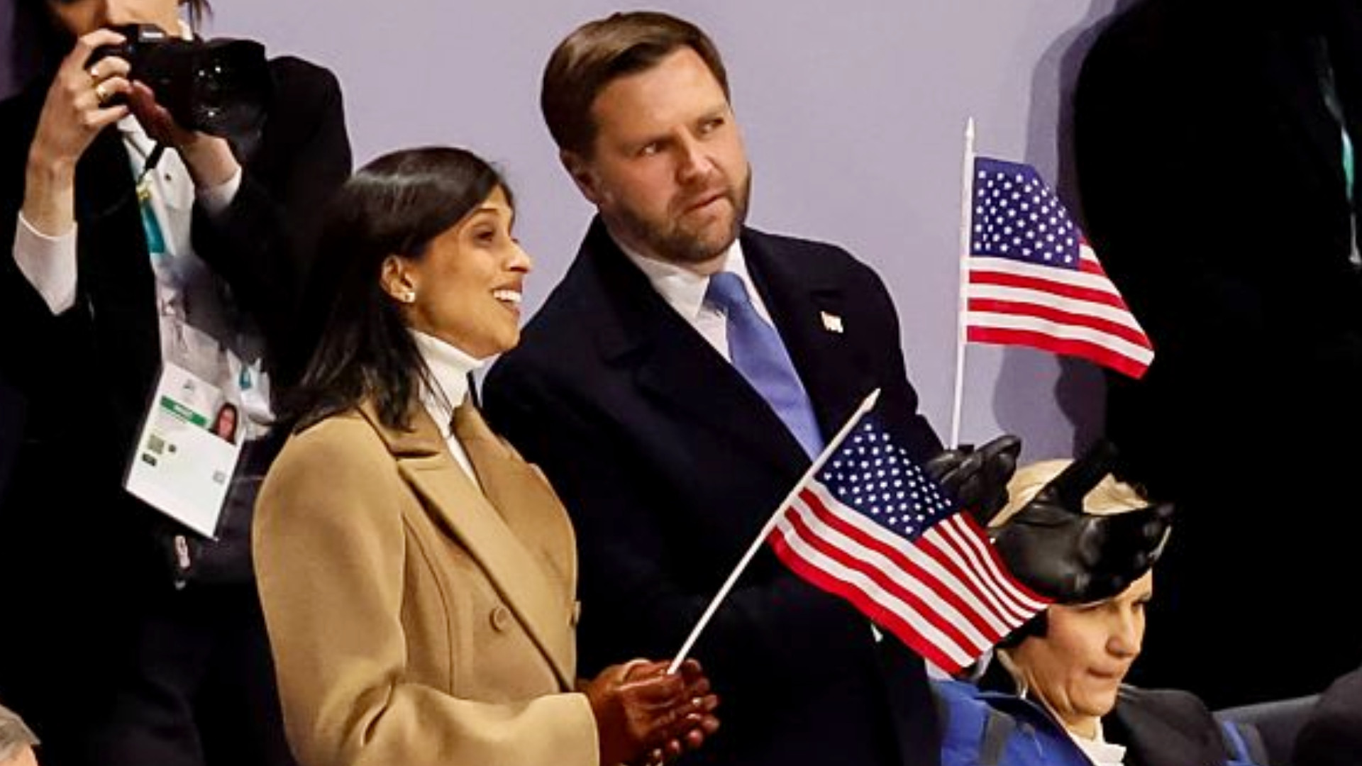 JD Vance, huiduit pe &bdquo;San Siro&rdquo; la ceremonia de deschidere a Jocurilor Olimpice de Iarnă. Reacția lui Trump | GALERIE FOTO