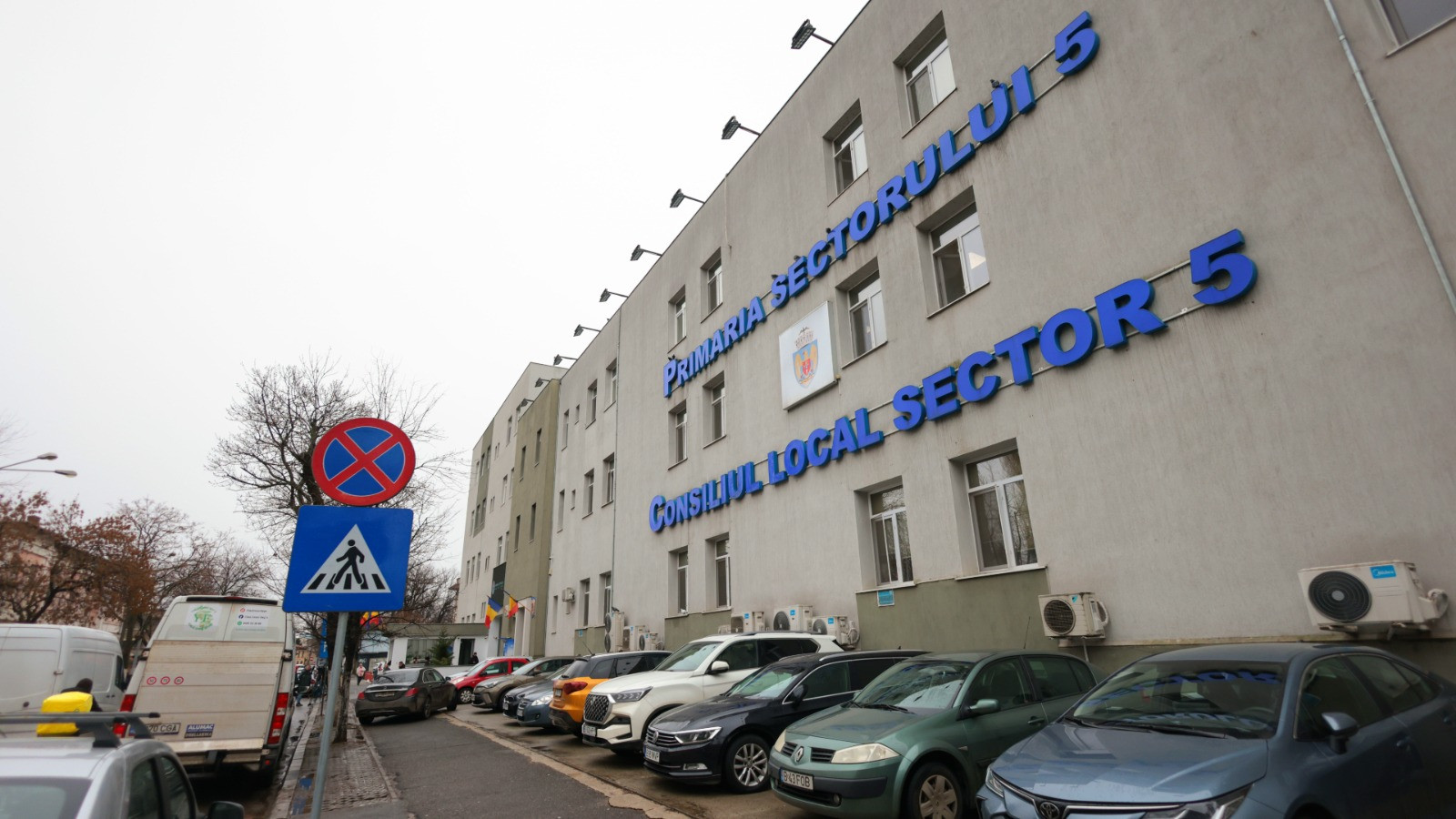 Referat: Cheta șpăgii la Primăria Sectorului 5, chiar și la toaletă. Cum &icirc;ncasa un polițist local și dădea mai departe