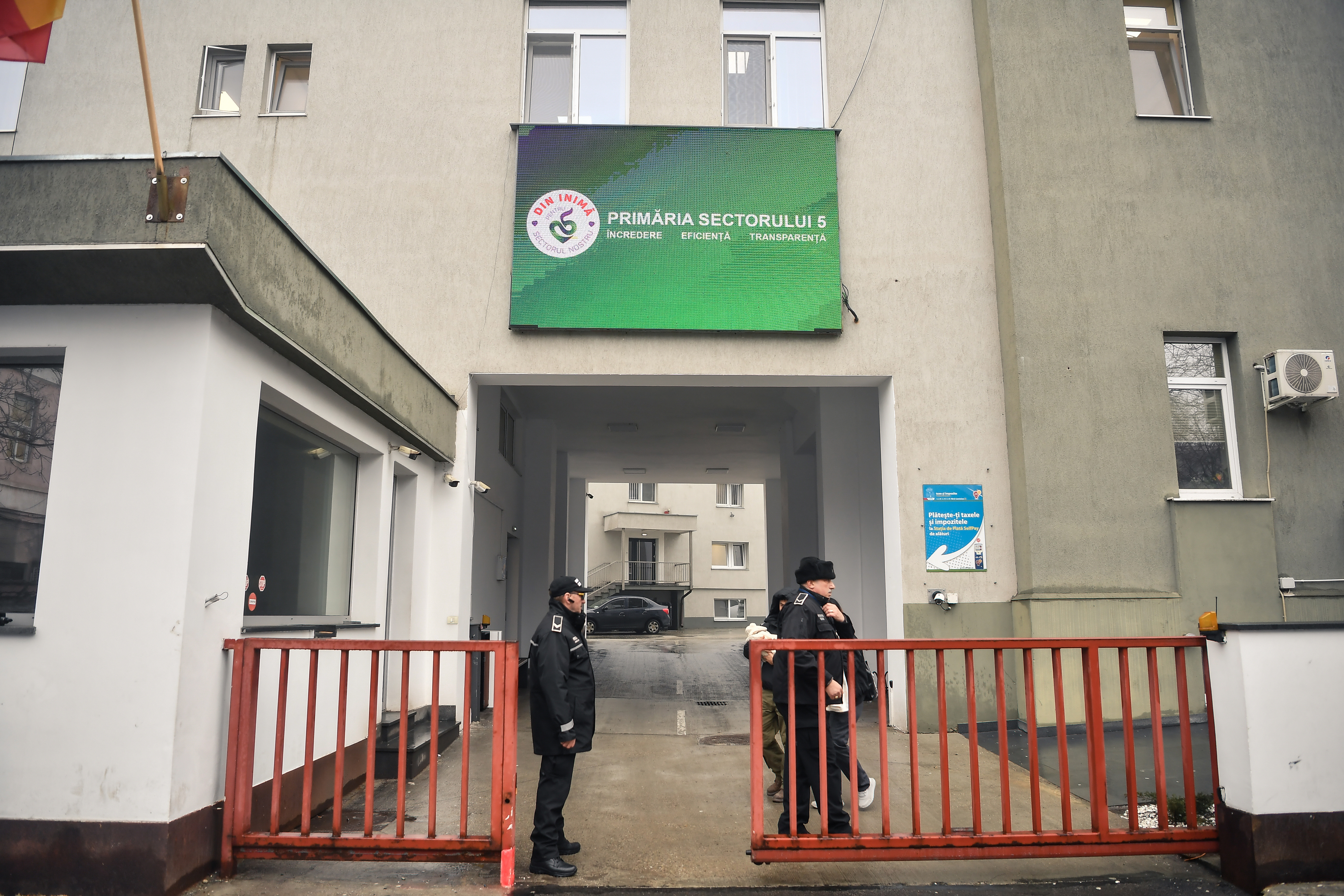 „Fă-i pe din două”. Interceptări în dosarul șpăgilor din Primăria Sectorului 5. Cine sunt funcționarii arestați preventiv