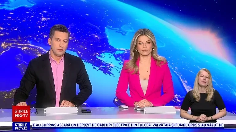 O mașină a fost distrusă de flăcări într-o parcare din Baia Mare. Care ar fi fost cauza producerii incendiului