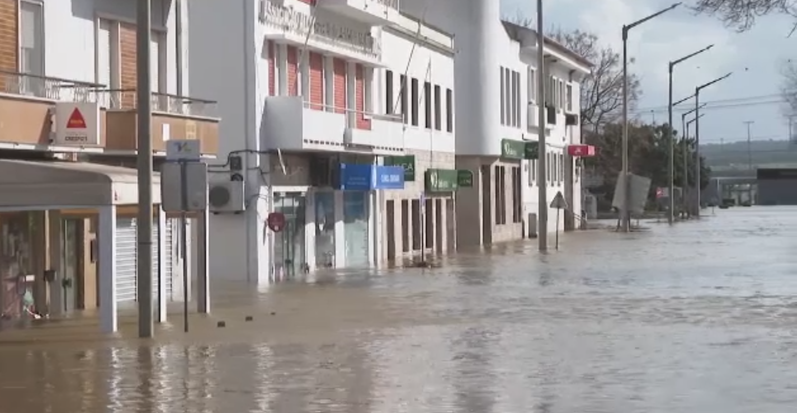 E prăpăd din cauza furtunilor și ploilor, &icirc;n Spania și Portugalia. S-au am&acirc;nat alegerile și e pericol de alunecări de teren