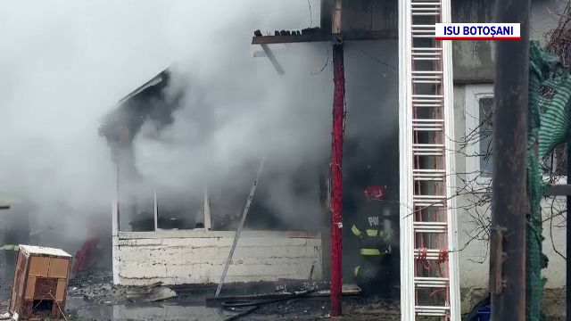 O casă din Botoșani a fost mistuită de flăcări, după un incendiu pornit de la un scurtcircuit