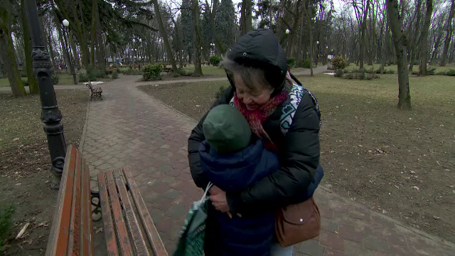 Bunicii care au grijă de nepoții lor rămân tineri mai mult timp. Care este legătura dintre joacă și memorie-studiu