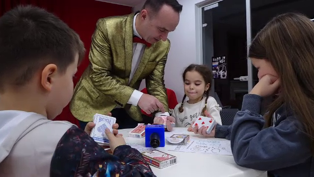 Cum dezvoltă atelierele de iluzionism atenția copiilor. Un magician le-a dezvăluit micuților din Bacău mai multe trucuri