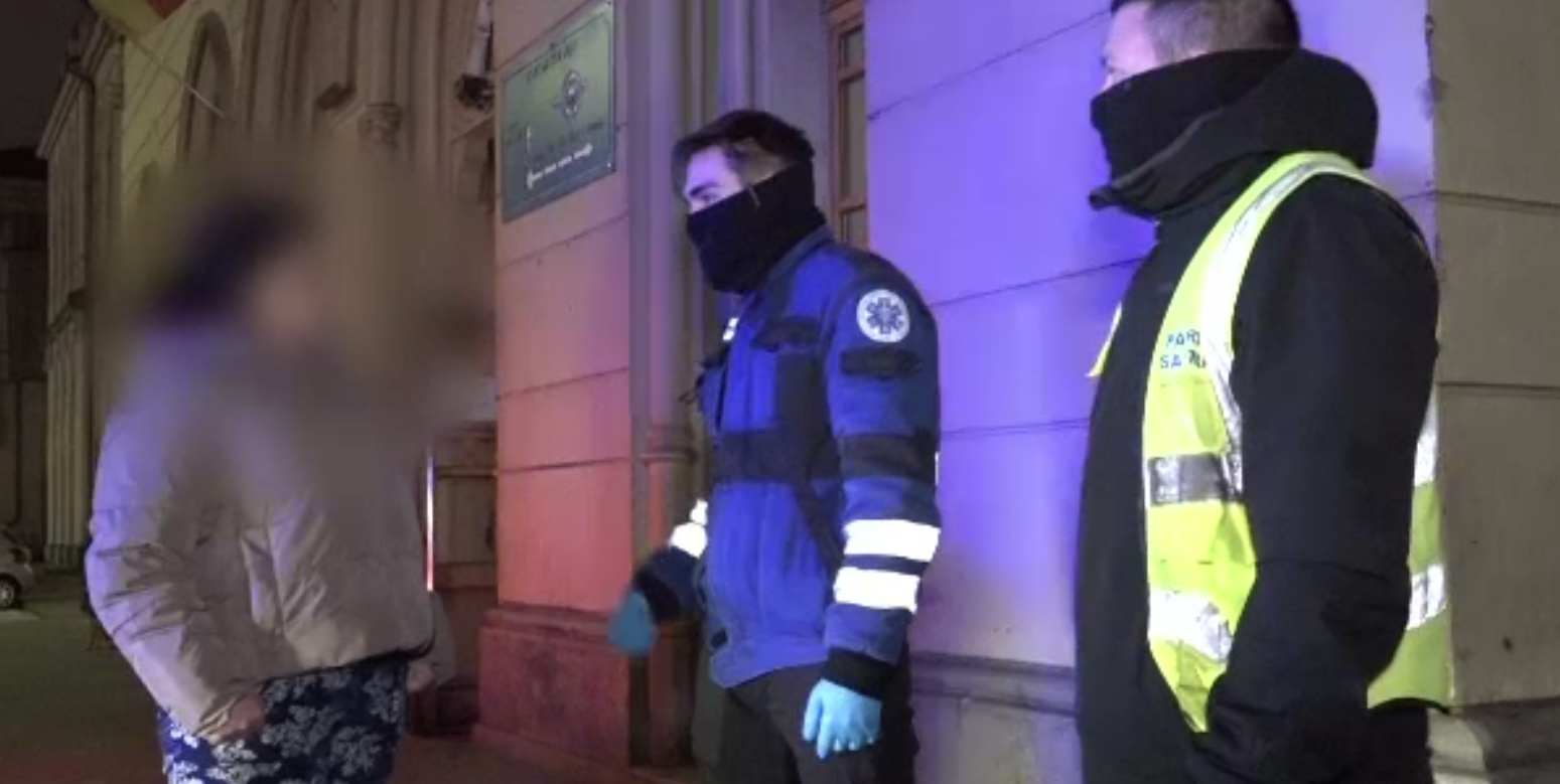 Oamenii străzii și-au găsit adăpost de gerul teribil &icirc;n centrele de noapte din Iași.  &bdquo;Le dăm pijamale, papuci de casă&rdquo;