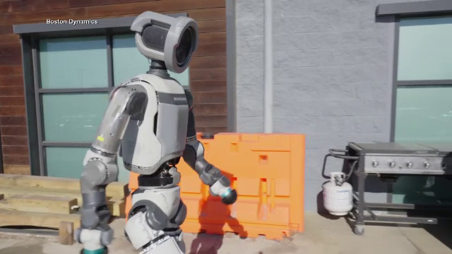 Roboți umanoizi care dansează, fac roata și sar pe spate, la Boston Dynamics | VIDEO