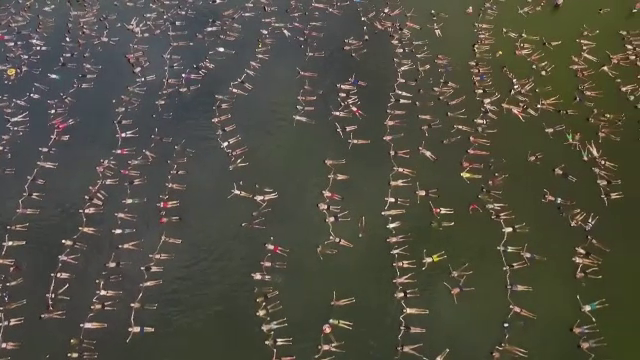Sute de oameni au încercat să doboare un record mondial plutind pe un lac din Argentina