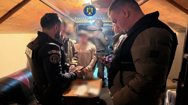 Dosar penal pentru un bărbat din Mehedinți care și-a transformat casa &icirc;n casino. Ce au găsit polițiștii la percheziție