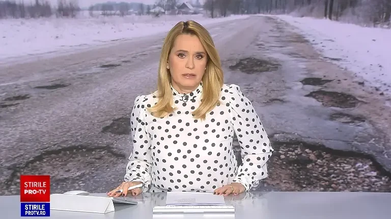 Deszăpezirile au ciuruit drumurile și așa pline de gropi. „Faceți, bă, drumurile, nu mai luați taxele la oameni!”