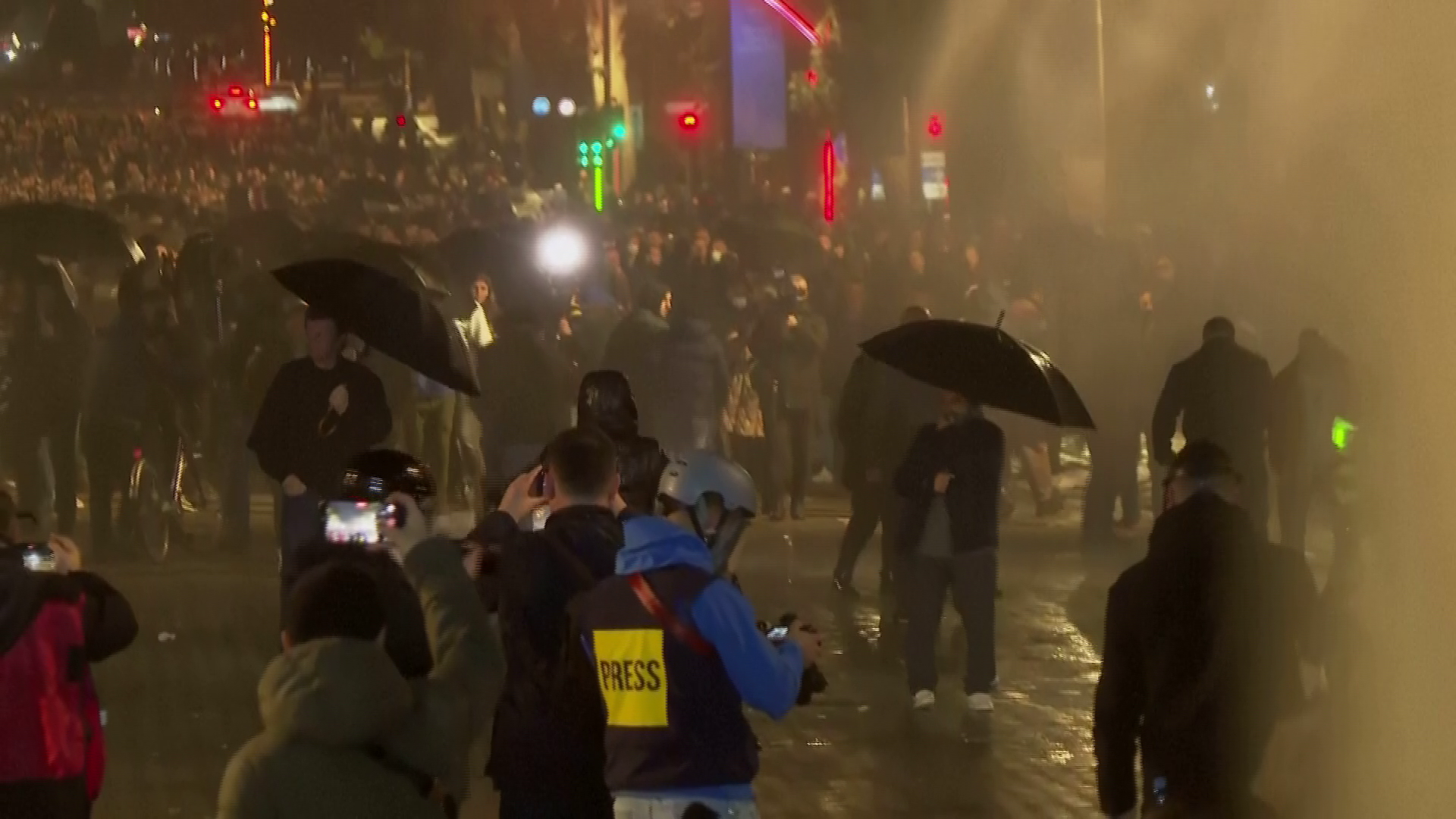 Proteste violente în Albania. Manifestanții au aruncat cu cocktailuri Molotov, iar poliția a intervenit cu tunuri cu apă