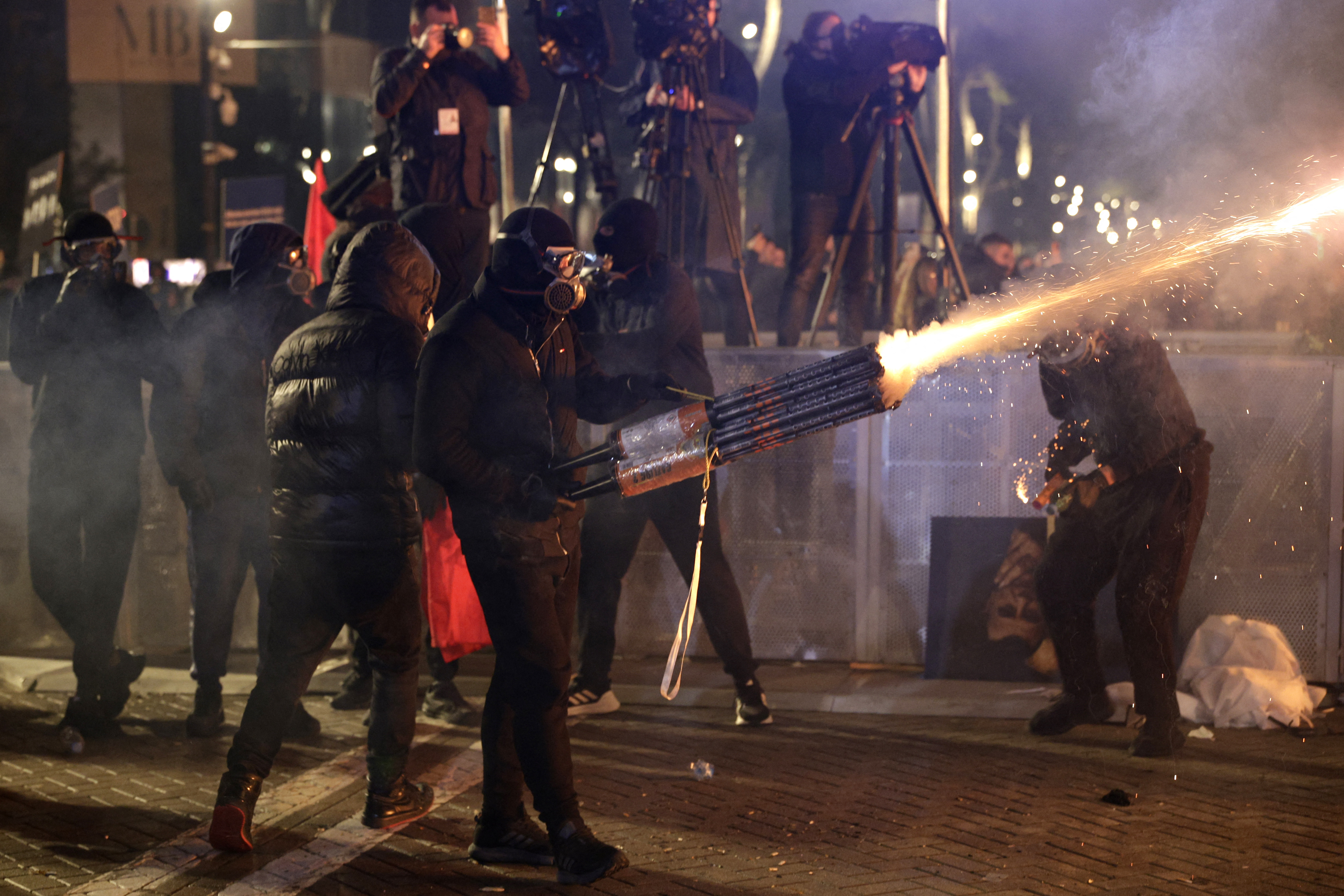 Proteste violente &icirc;n Albania. Manifestanții au aruncat cu cocktailuri Molotov, iar poliția a intervenit cu tunuri cu apă