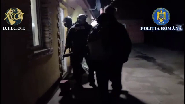 Șase bărbați și o femeie, unii membri ai aceleiași familii, anchetați &icirc;n Arad pentru trafic de droguri de mare risc