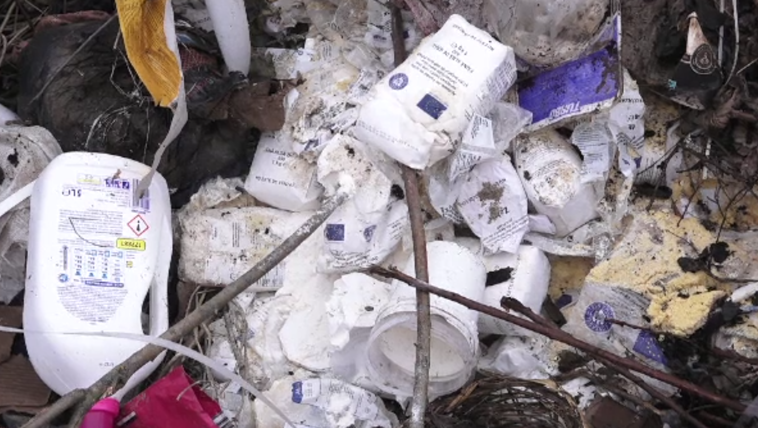 Pungi cu alimente de la UE, aruncate pe malul Someșului. &bdquo;Uitați punga, scrie clar: fond de ajutor european&rdquo;