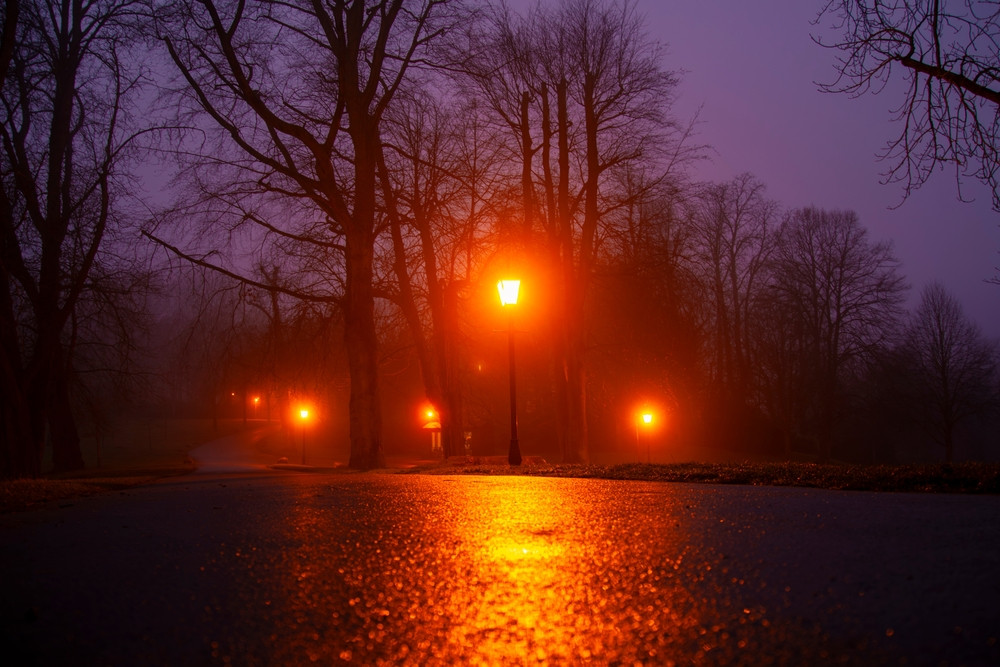 Danemarca a introdus iluminatul stradal cu roșu &icirc;ntr-un oraș pentru a rezolva o problemă. Care e situația