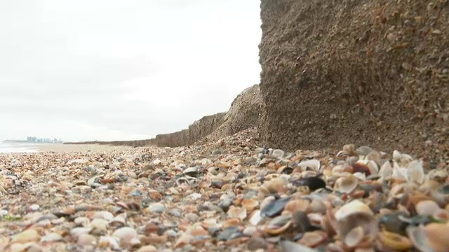 &rdquo;Cliffing&rdquo;, un fenomen nedorit, afectează plajele de pe litoralul rom&acirc;nesc. Apele Rom&acirc;ne promit că vor interveni