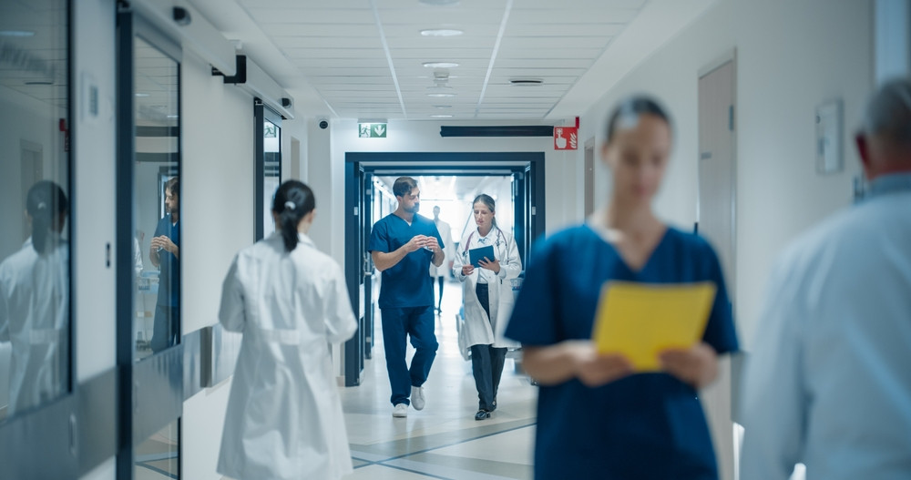 Când e vorba de bani publici, statul poate avea un cuvânt de spus. Țări în care absolvenții de medicină la buget au obligații