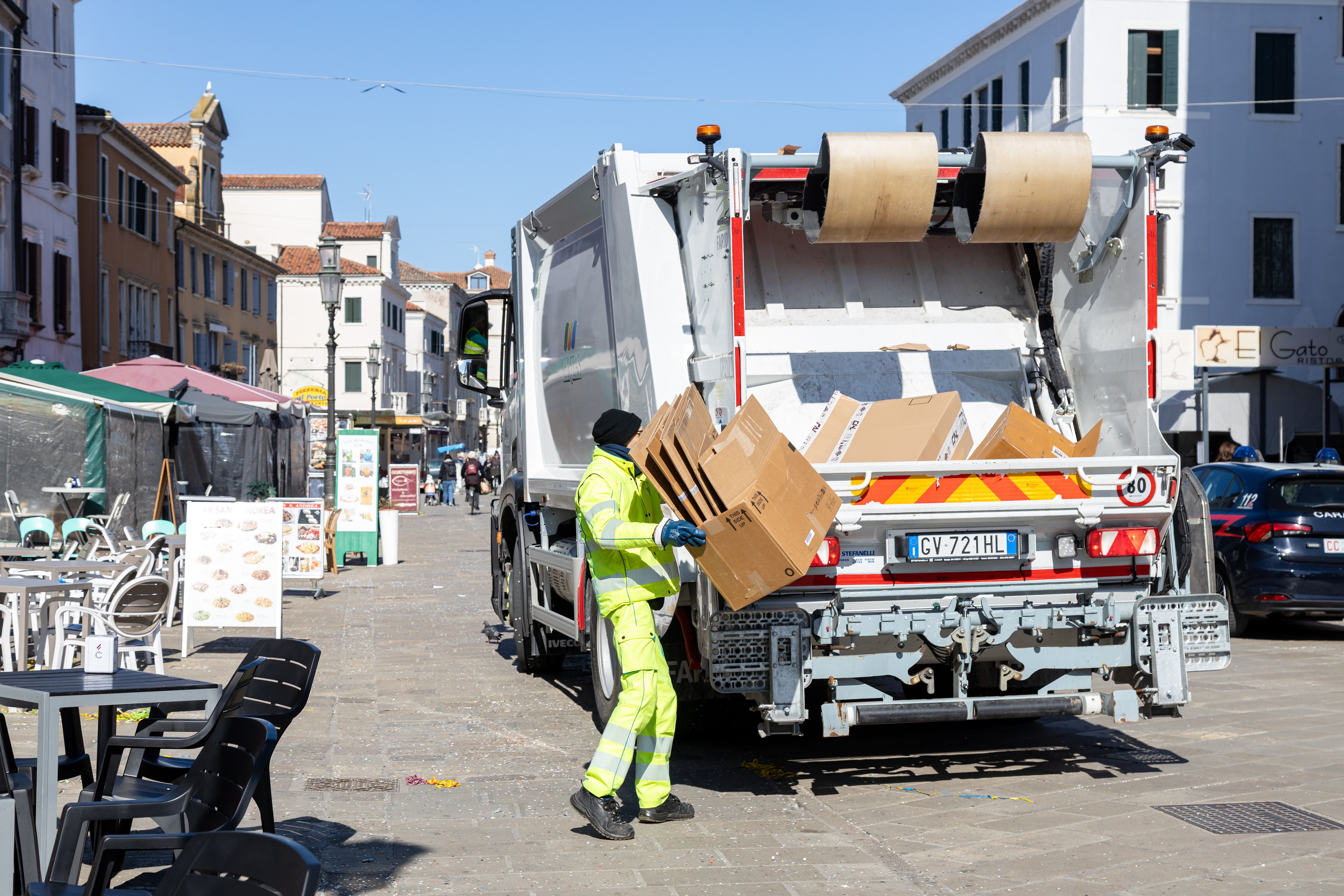 Un bărbat din Italia a aruncat din greșeală la gunoi 20 de lingouri de aur. Cum au fost recuperate