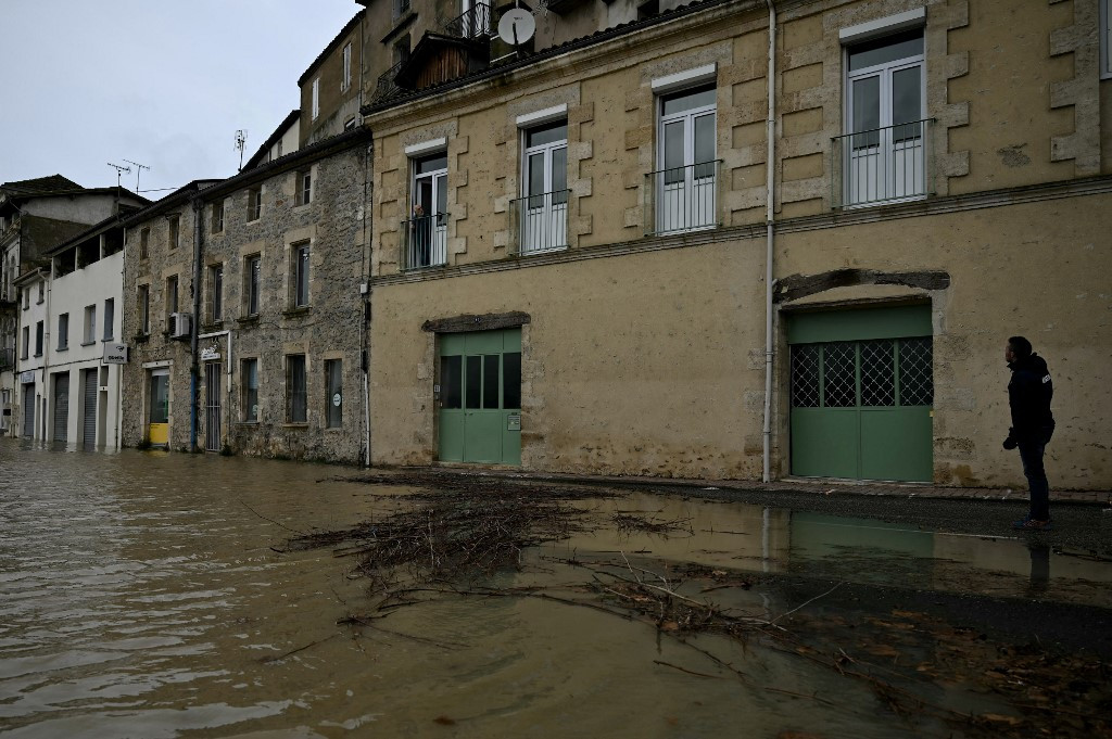 Furtuna Niles din Franța a lăsat sute de mii de locuințe fără curent. Un șofer de camion și-a pierdut viața
