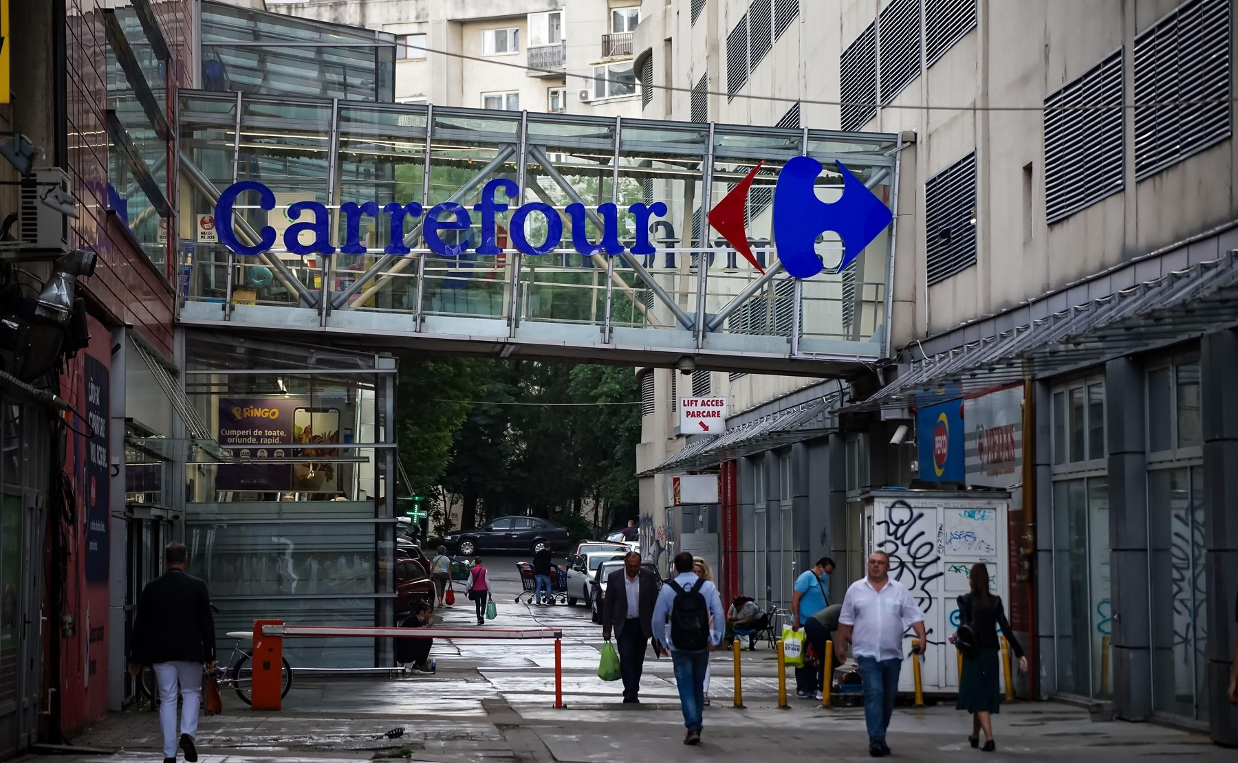 Ce cumpără proprietarii Dedeman prin preluarea activelor Carrefour. Tranzacția-gigant a frațiilor Pavăl, în cifre