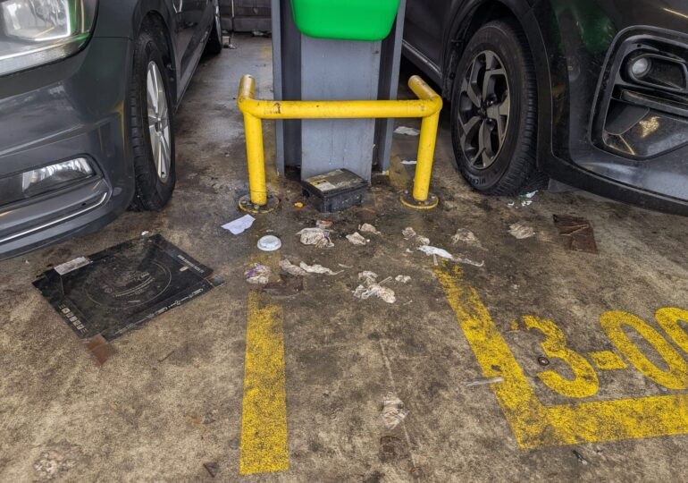 Investiție majoră, abandonată &icirc;n mizerie: de ce nu face nici p&acirc;nă azi PMB curățenie la parcarea supraetajată din Pantelimon