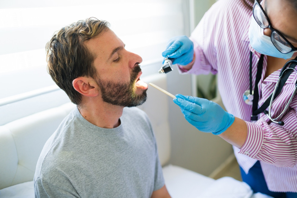 De ce mărirea unei singure amigdale la adulți necesită investigații medicale urgente. Problemele pe care le poate ascunde