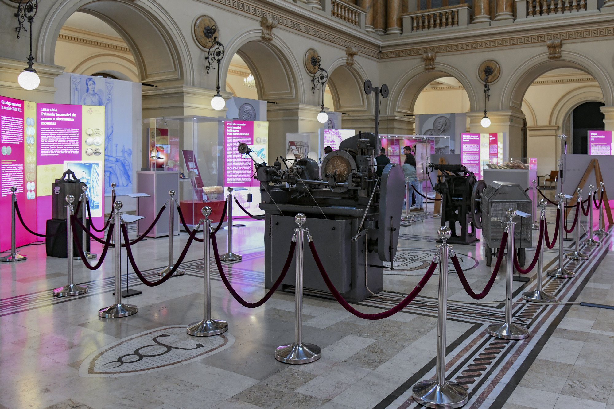 Povestea leului românesc, într-o expoziție temporară la Muzeul BNR. Evoluția monedei naționale, de la taler la polimer