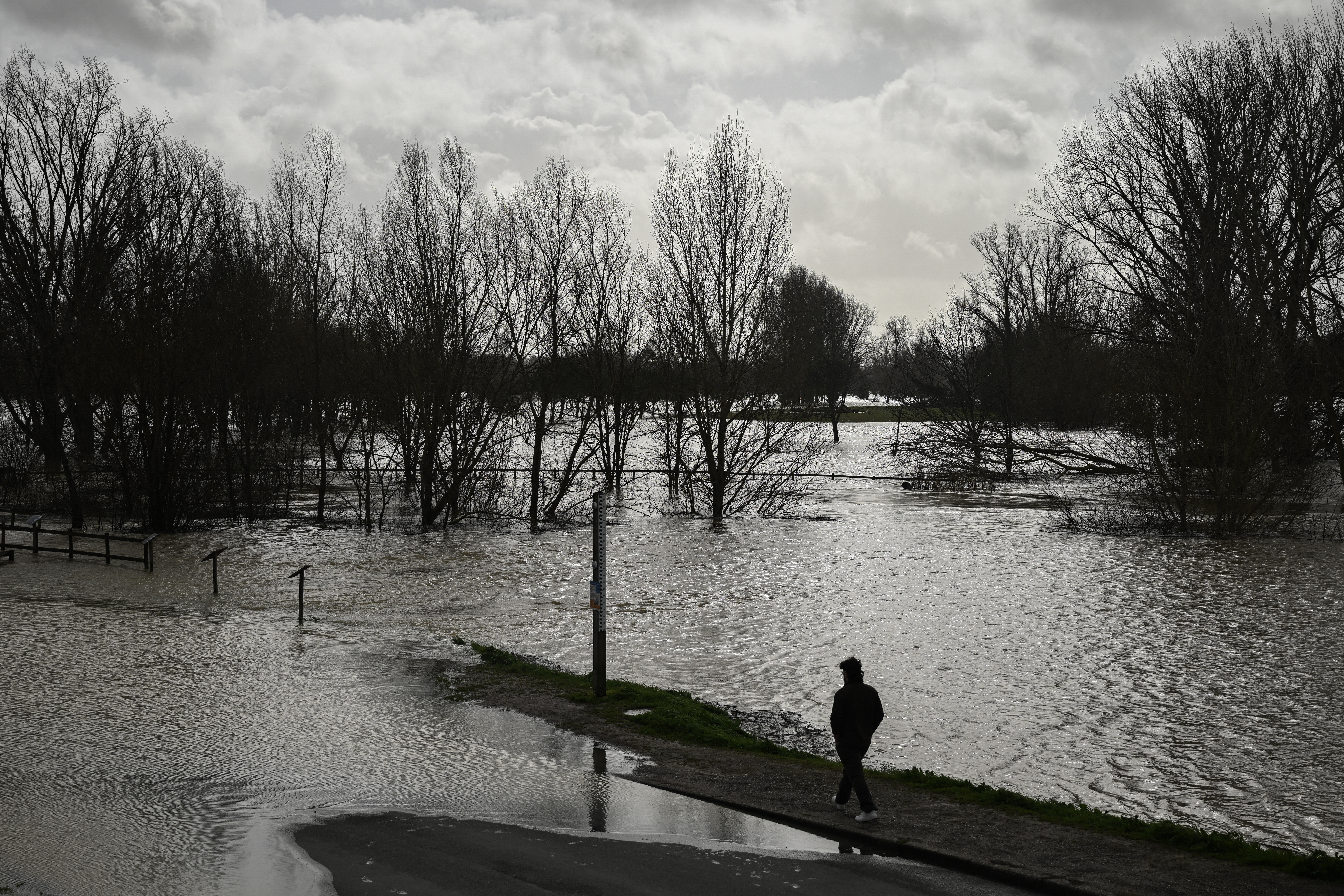 Furtuna Nils lovește Europa. Un milion de locuințe fără curent &icirc;n Franța și alerte de cod roșu &icirc;n mai multe țări