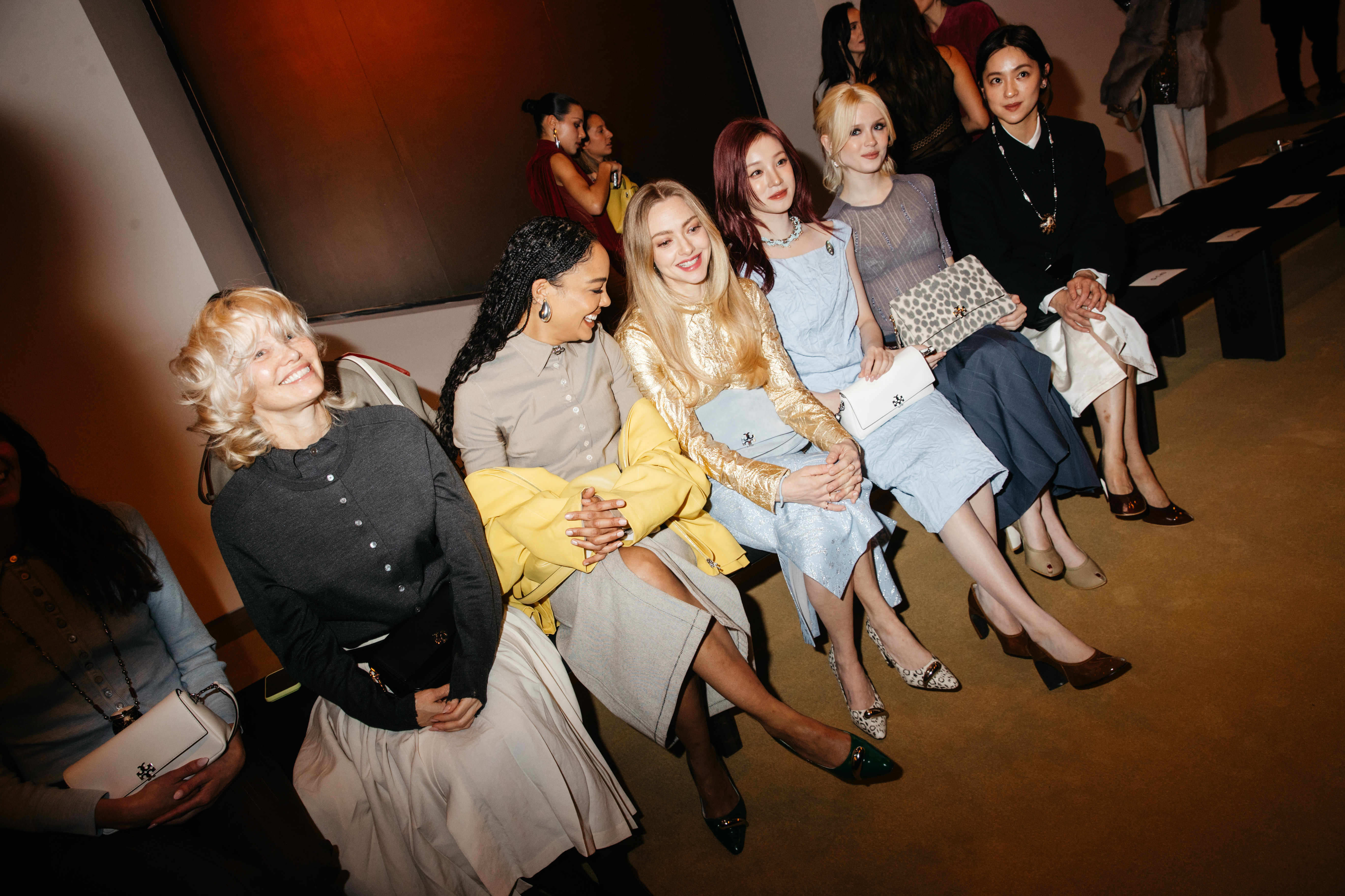 Pamela Anderson, apariție fără machiaj la New York Fashion Week. Ținuta elegantă cu care a atras toate privirile. FOTO