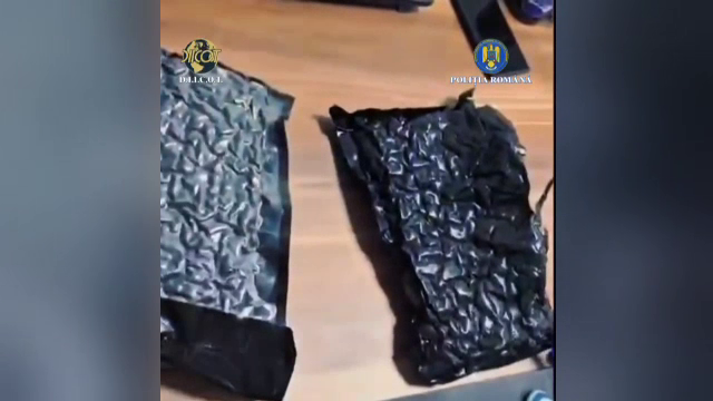 Un român a fost arestat preventiv în Brașov după ce a primit 900 de grame de canabis din SUA. Metoda prin care a primit marfa