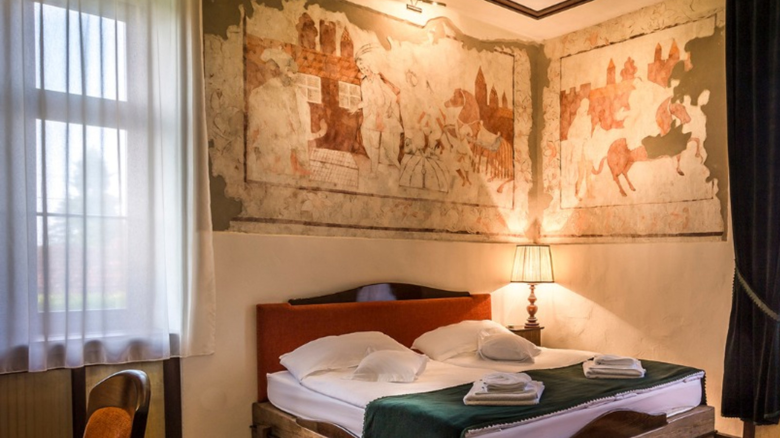 Frescele de la Castelul Daniel spun povești ca un Facebook medieval. „Rețeaua socială” a vremurilor trecute, pe pereți