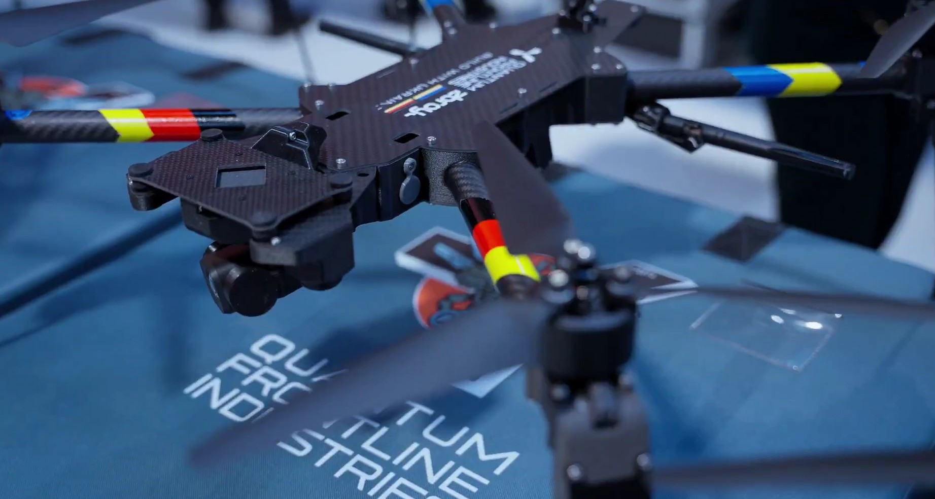 O nouă etapă. Volodimir Zelenski a primit prima dronă produsă în Germania. VIDEO