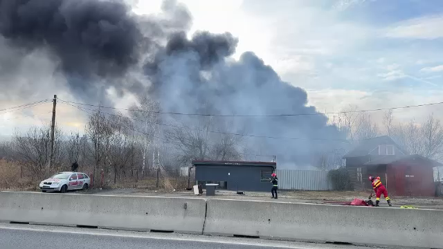 O stație de vulcanizare din județul Sibiu a fost cuprinsă de un incendiu violent. Traficul a fost blocat pe DN1