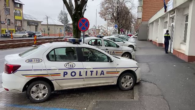 Polițist din Arad anchetat &icirc;n Austria după ce a furat &icirc;mpreună cu soția sa pantofi sport din 20 de magazine