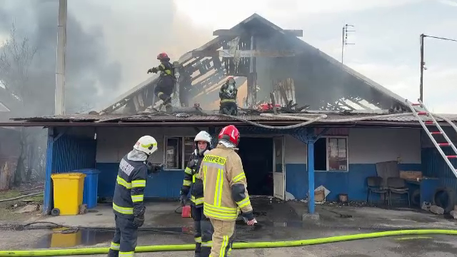 Incendiu violent la o stație de vulcanizare dintr-o localitate din Sibiu. Traficul pe DN1 a fost blocat