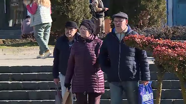 Studiu: Pentru rom&acirc;ni, bătr&acirc;nețea &icirc;ncepe mai devreme. Seniorii călătoresc rar, dar &icirc;și sprijină financiar copiii și nepoții