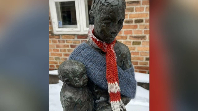 Statuile unor femei din Danemarca au &icirc;nceput să fie acoperite cu haine și accesorii. Care este motivul