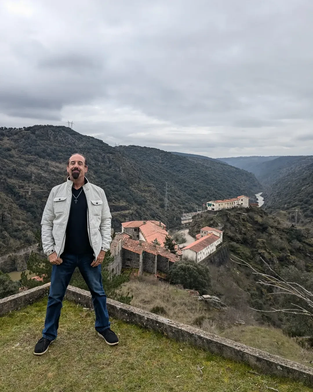 Un bărbat a cumpărat un sat abandonat din Spania cu 310.000 de euro. Ce planuri are cu el: &bdquo;M-am &icirc;ndrăgostit&rdquo;