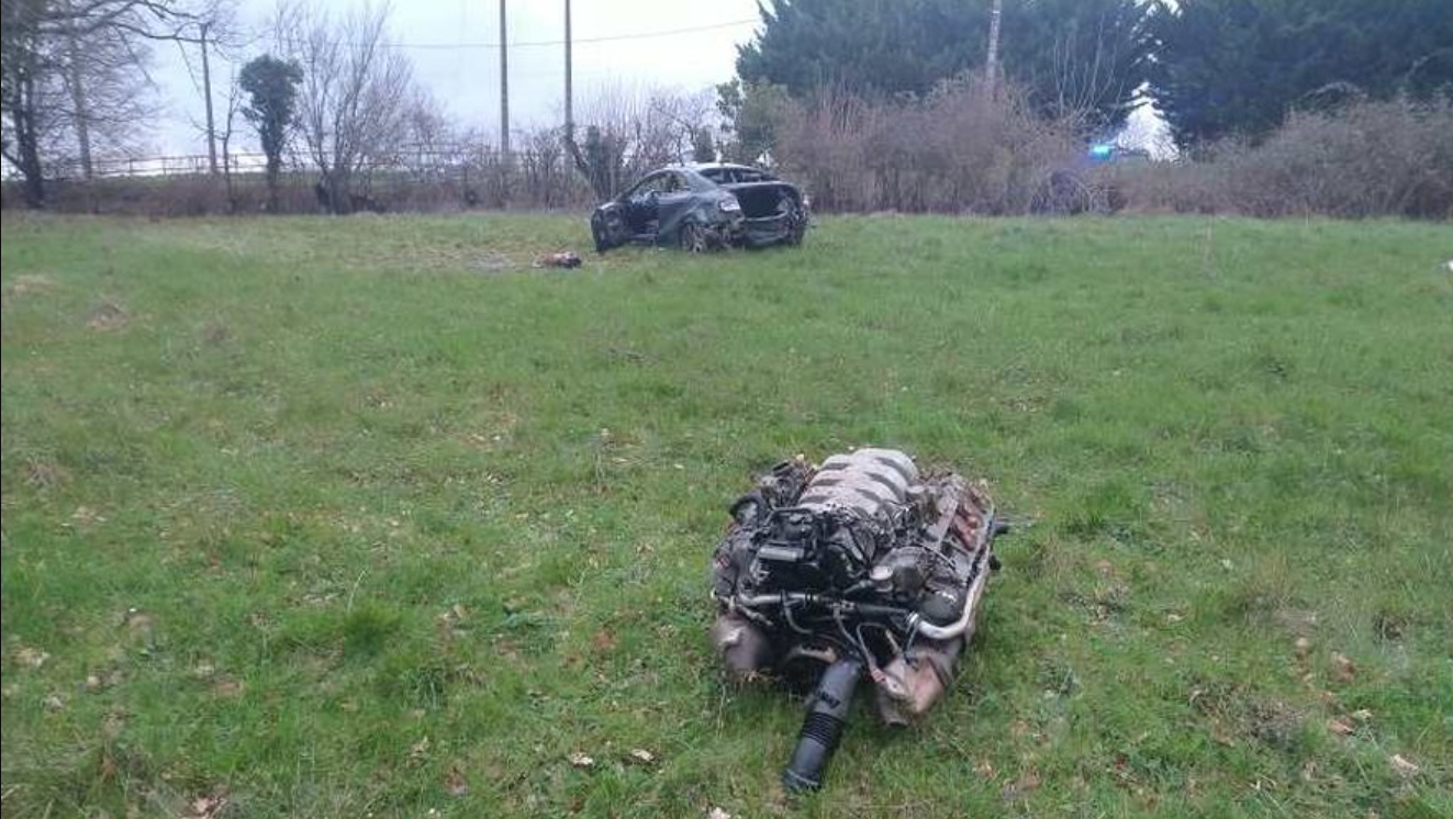 Un șofer din Franța a scăpat cu viață după ce a intrat cu 290 km/h &icirc;ntr-un st&acirc;lp. Bărbatul a fost proiectat prin parbriz