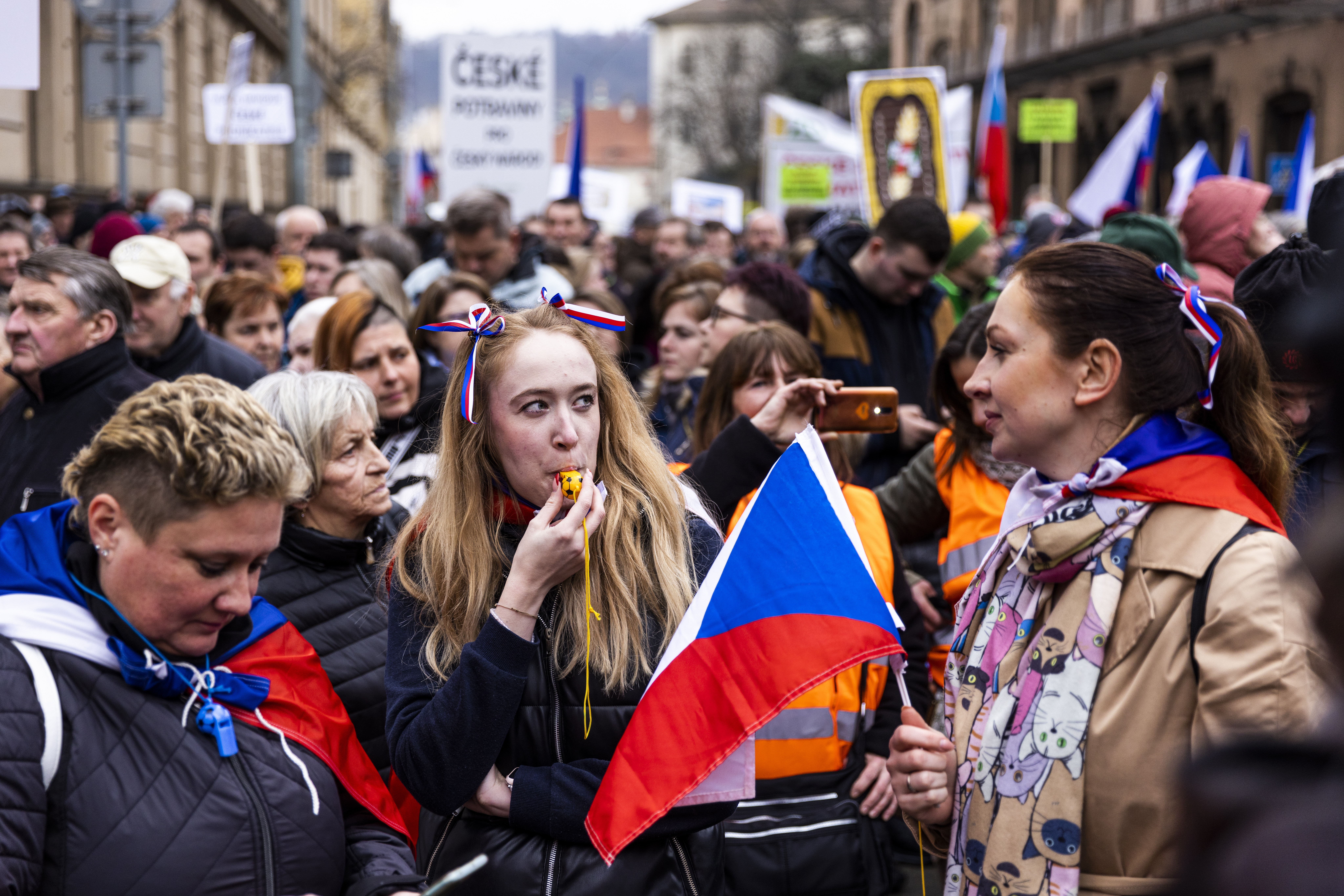 Mii de persoane au ieşit &icirc;n stradă &icirc;n Cehia &icirc;n sprijinul preşedintelui Pavel &icirc;n disputa sa cu guvernul