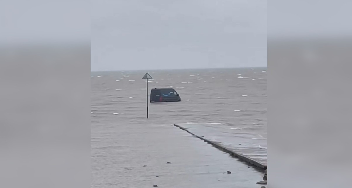 Un livrator a rămas blocat cu mașina &icirc;ntr-o mlaștină după ce a urmat indicațiile GPS, &icirc;n Marea Britanie | VIDEO