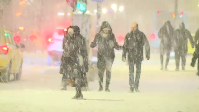 Iarna revine puternic &icirc;n 25 de județe. &Icirc;n Capitală se așteaptă un strat de zăpadă de p&acirc;nă la 15 cm