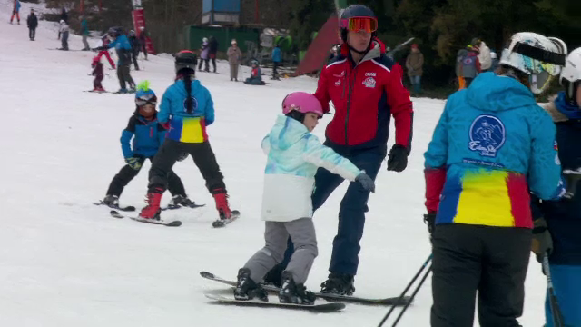 Aglomerație pe pârtiile din țară. Mii de elevi învață să schieze în vacanța de o săptămână