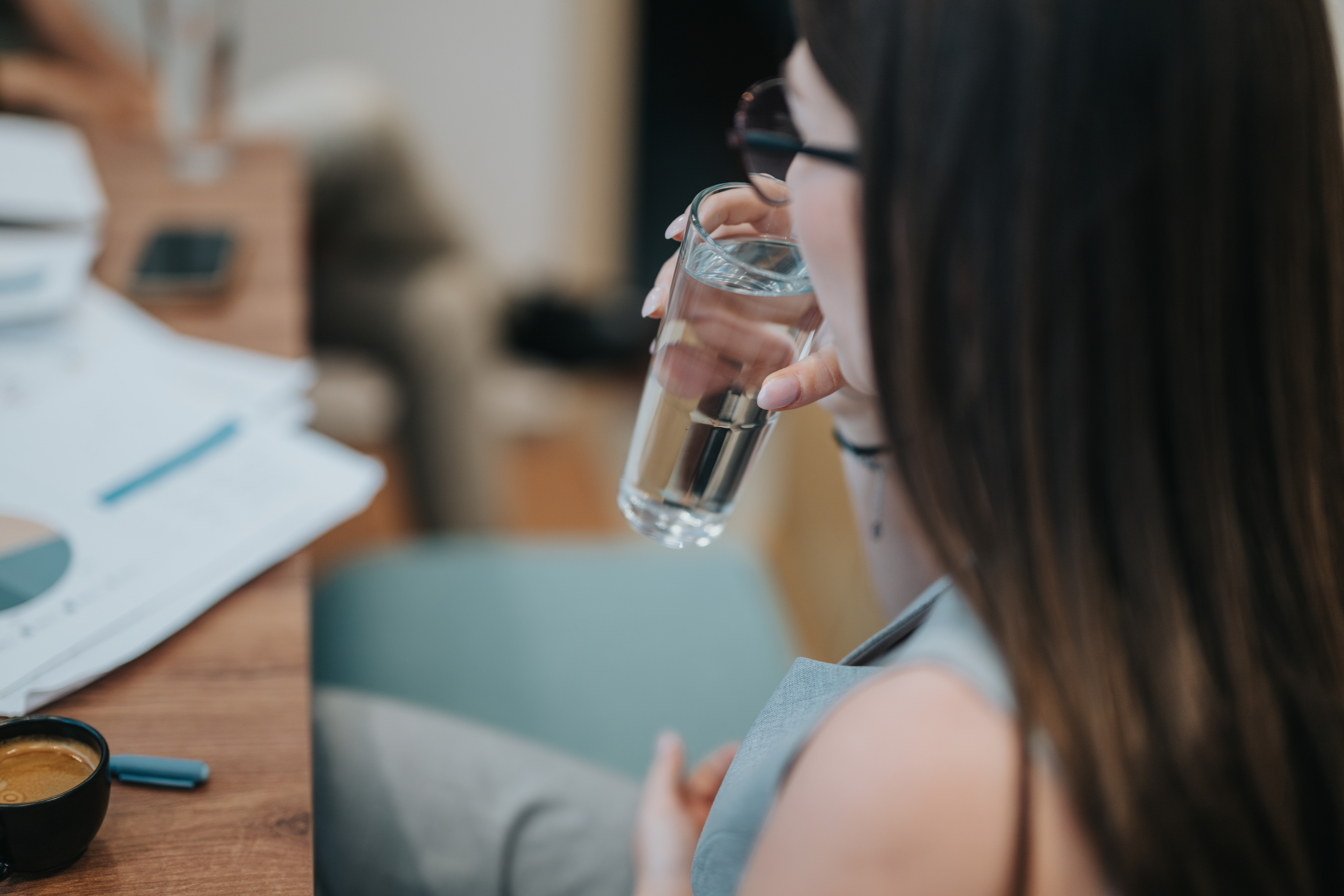 Câtă apă trebuie să bem zilnic și din ce alimente ne hidratăm. Rolul lichidelor în organism