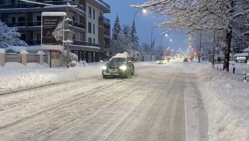 Infotrafic. Circulație blocată pe mai multe autostrăzi și drumuri naționale din cauza ninsorilor. Curse aeriene, anulate