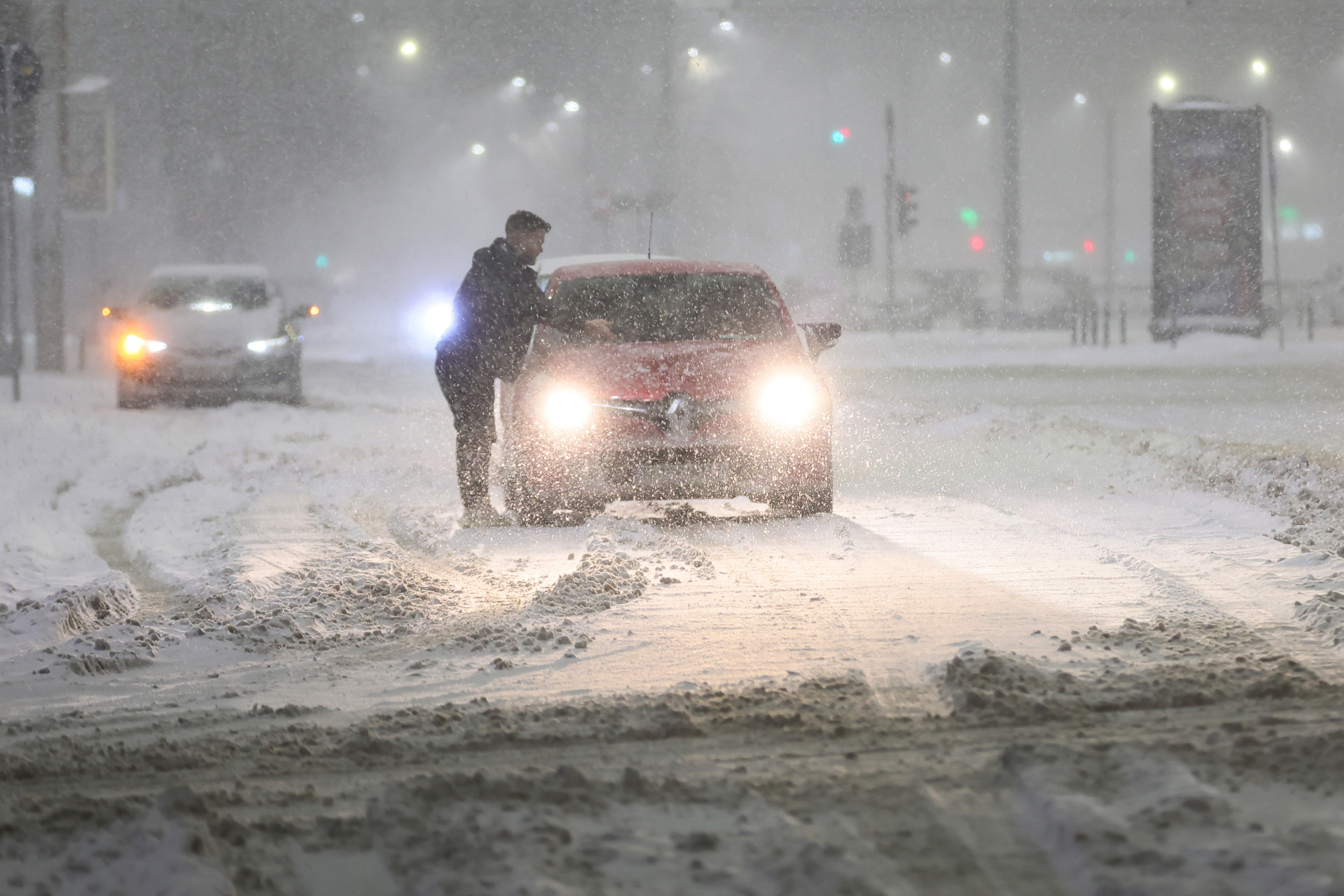 Trafic îngreunat în toată țara și localități fără energie electrică din cauza viscolului și ninsorii. VIDEO
