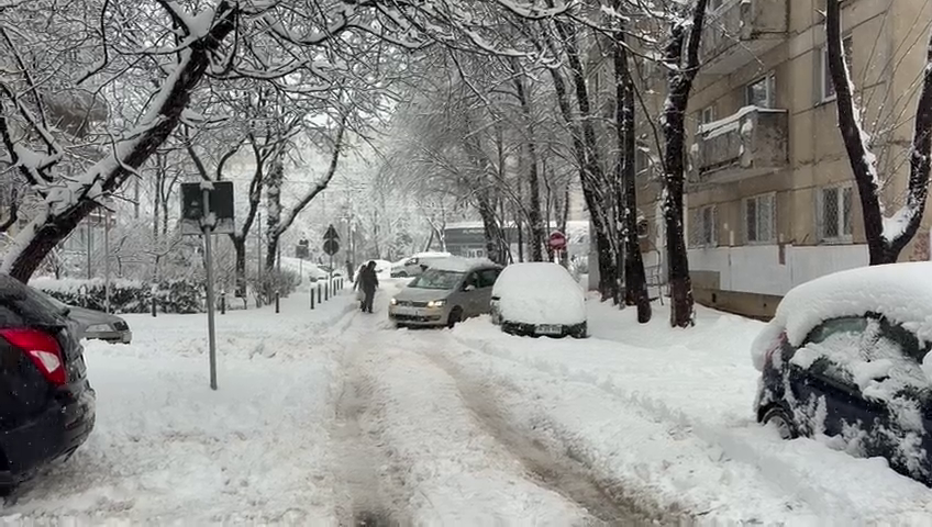 ANM a prelungit avertizările de viscol. Zăpada va depăși jumătate de metru în București. HARTĂ