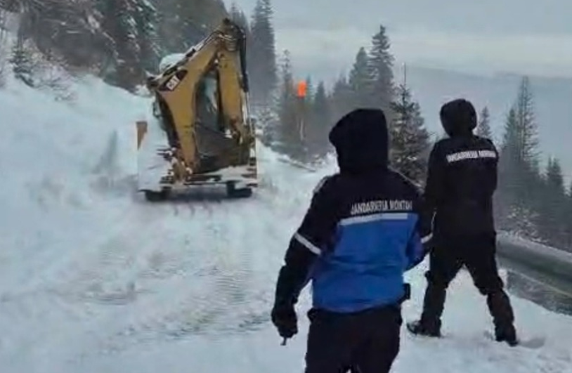 Drumul judeţean care trece prin apropierea cabanei Dichiu, din județul D&acirc;mbovița, este blocat de o avalanşă